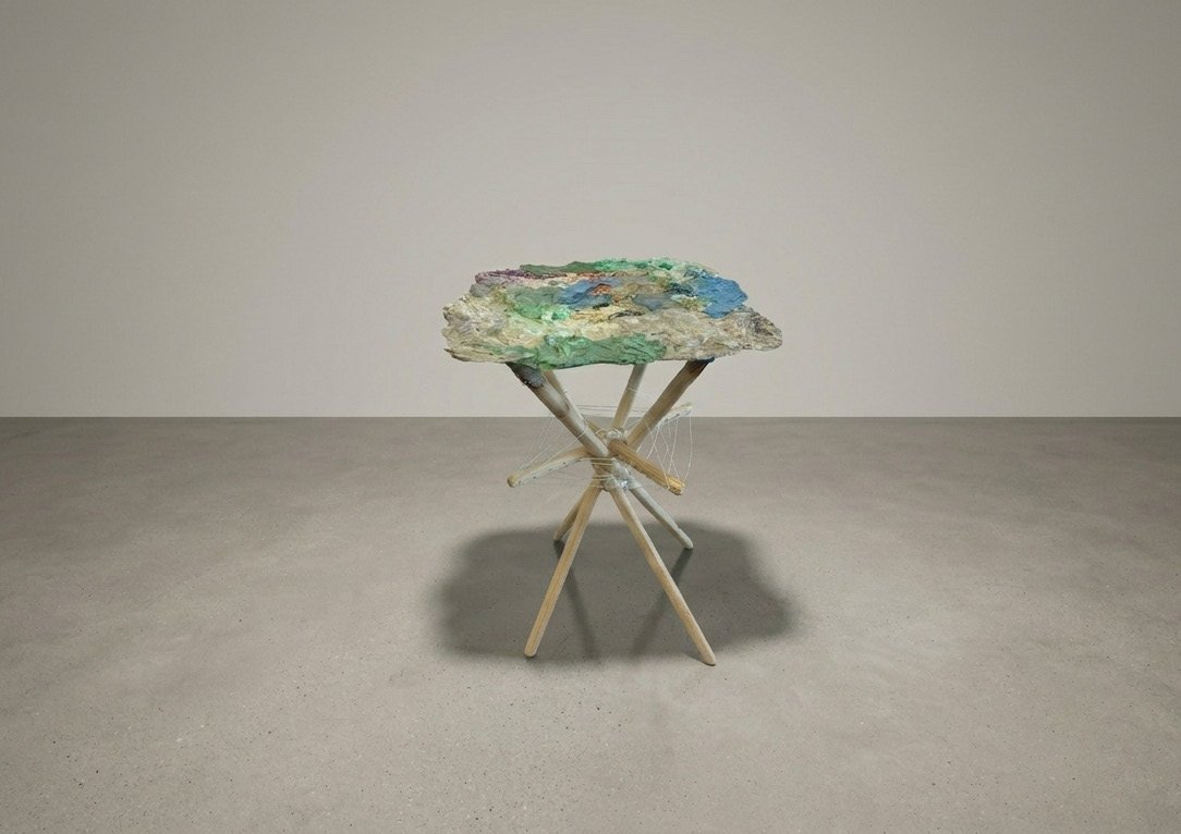 Table d'appoint au plateau en résine multicolore et pieds en bois pliables